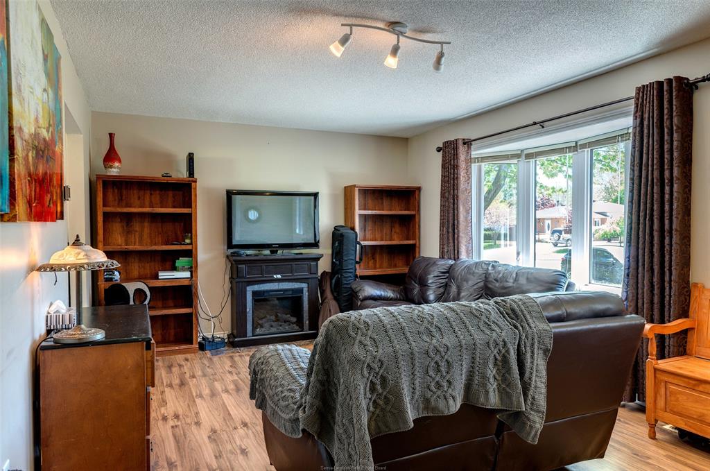 587 ALBERT Boulevard, St. Clair, Ontario, Canada