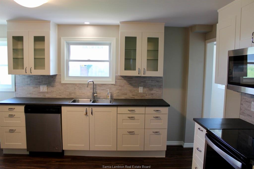 5483 LONDON Line, Plympton-Wyoming, Ontario, Canada