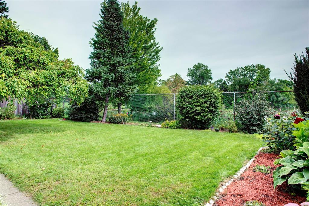 310 TWIN LAKES Drive, Sarnia, Ontario, Canada