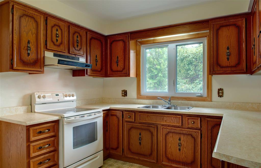 310 TWIN LAKES Drive, Sarnia, Ontario, Canada