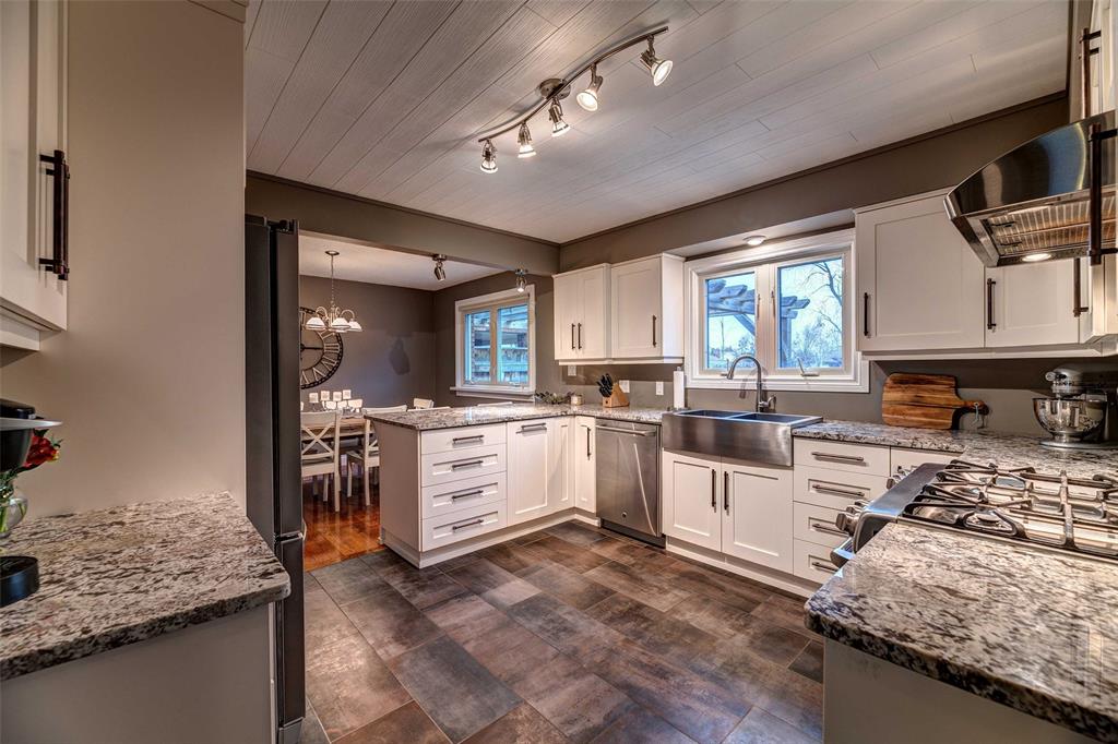 398 TWIN LAKES Drive, Sarnia, Ontario, Canada