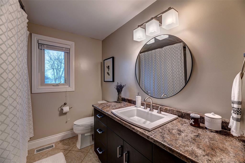 398 TWIN LAKES Drive, Sarnia, Ontario, Canada