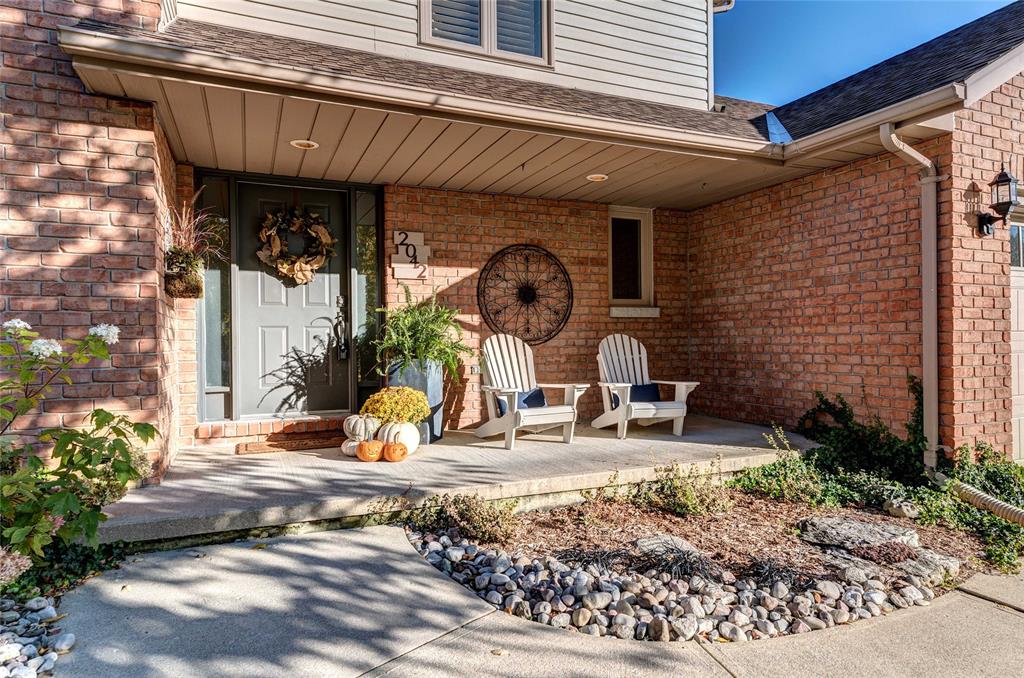 2042 YONGE Street, Sarnia, Ontario, Canada