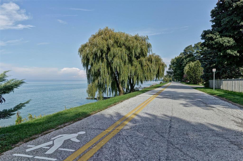 2042 YONGE Street, Sarnia, Ontario, Canada