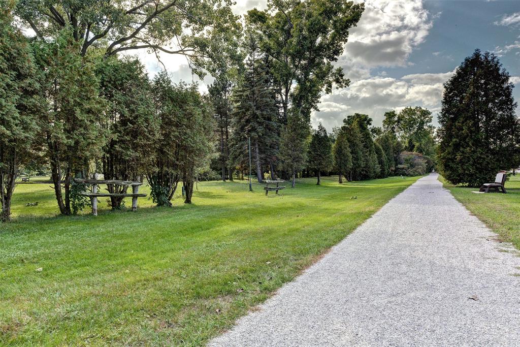 2042 YONGE Street, Sarnia, Ontario, Canada