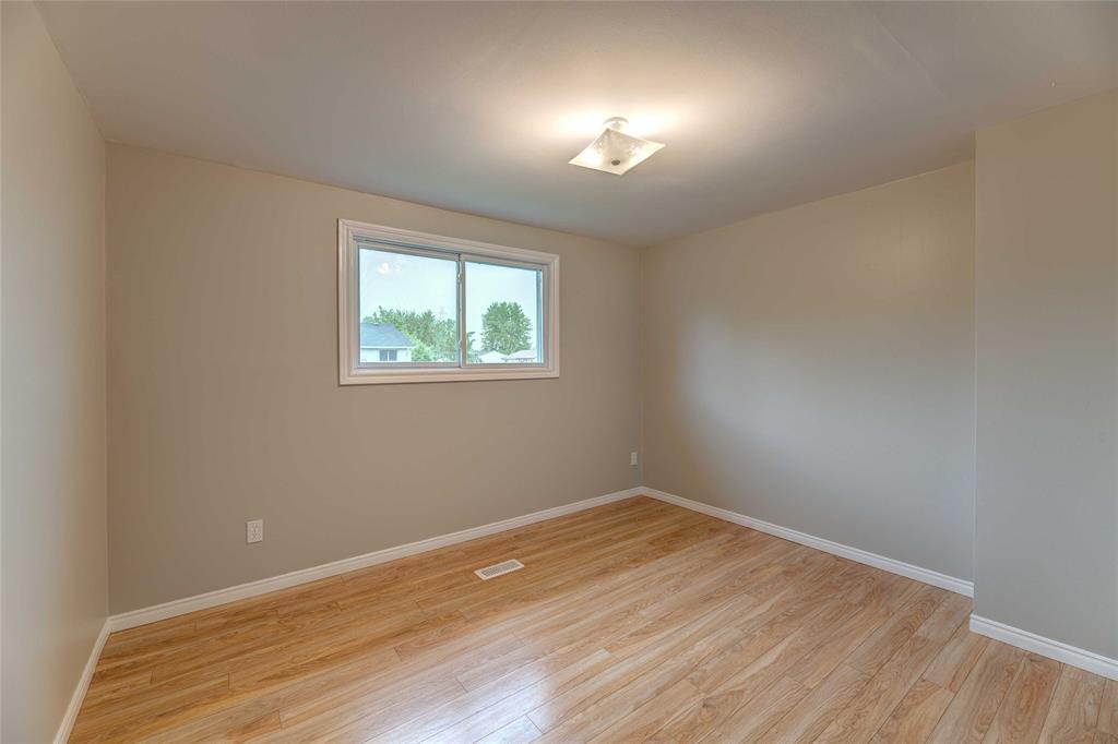 212 BEDFORD Crescent, Sarnia, Ontario, Canada