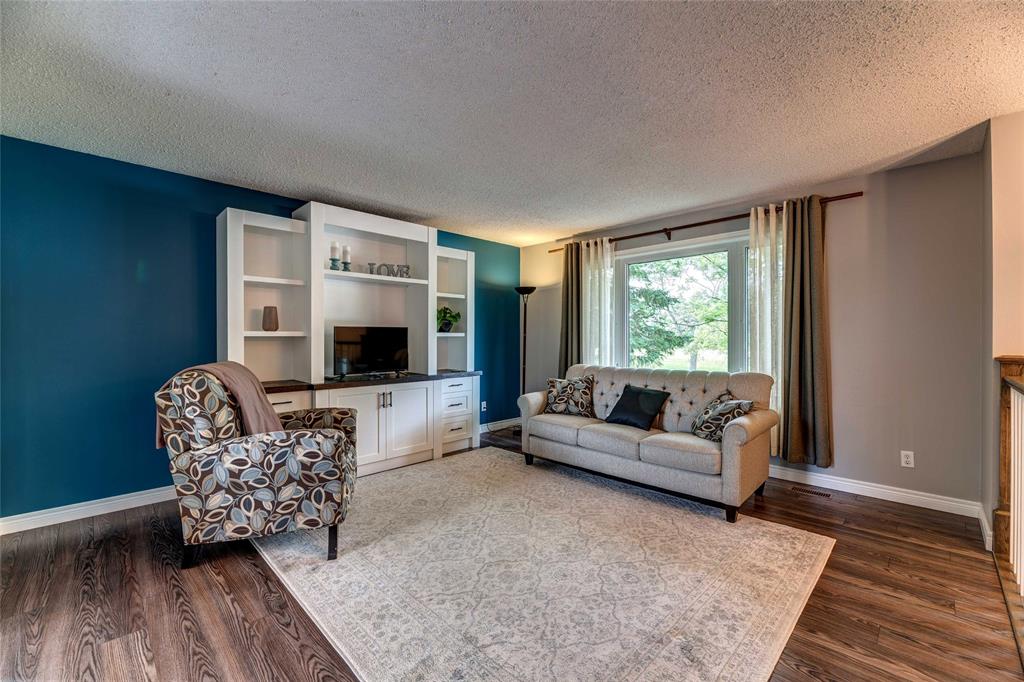 586 ONTARIO Street, Plympton-Wyoming, Ontario, Canada
