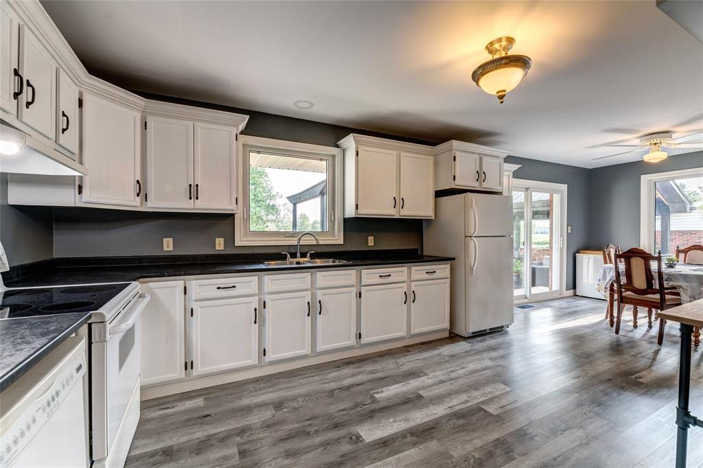 586 ONTARIO Street, Plympton-Wyoming, Ontario, Canada