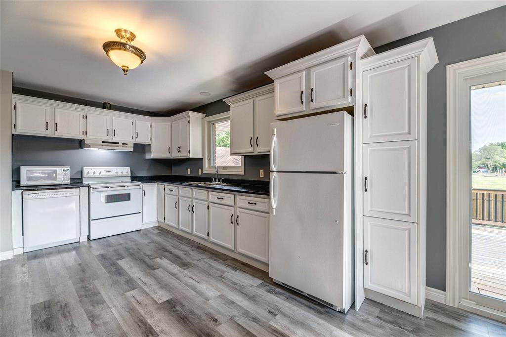 586 ONTARIO Street, Plympton-Wyoming, Ontario, Canada