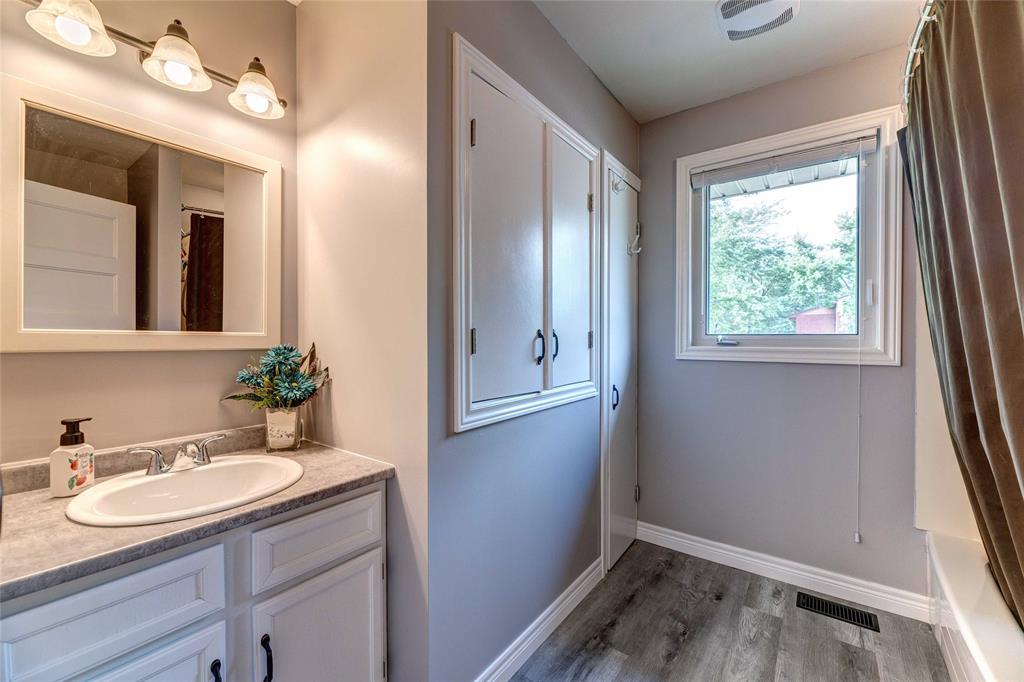 586 ONTARIO Street, Plympton-Wyoming, Ontario, Canada