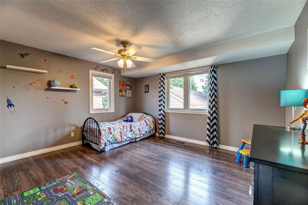 586 ONTARIO Street, Plympton-Wyoming, Ontario, Canada