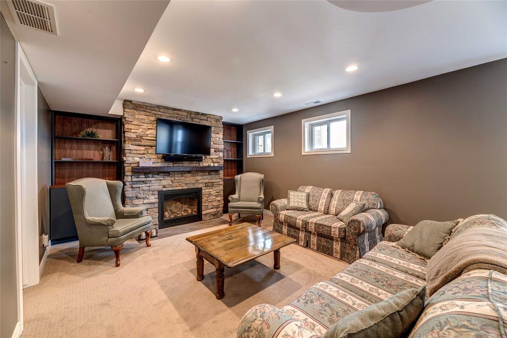 586 ONTARIO Street, Plympton-Wyoming, Ontario, Canada