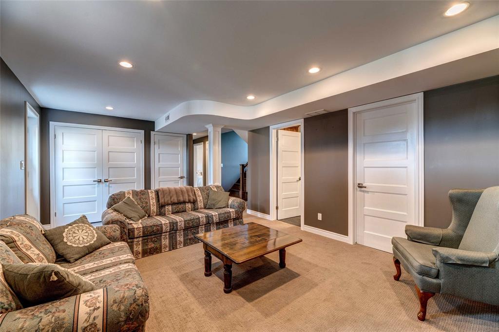 586 ONTARIO Street, Plympton-Wyoming, Ontario, Canada