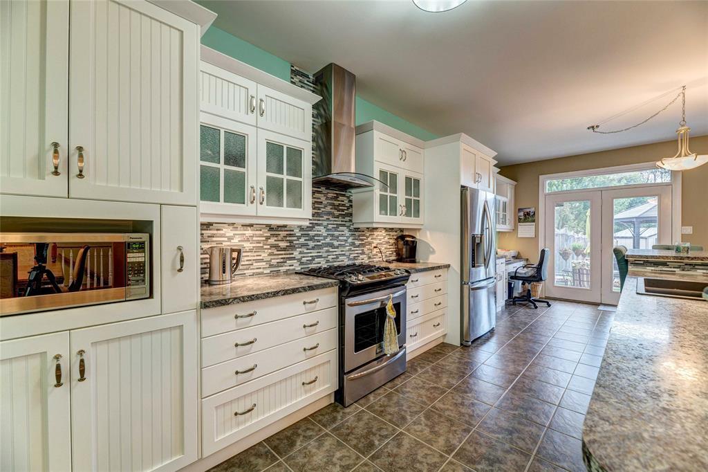 938 UPPER CANADA Drive, Sarnia, Ontario, Canada
