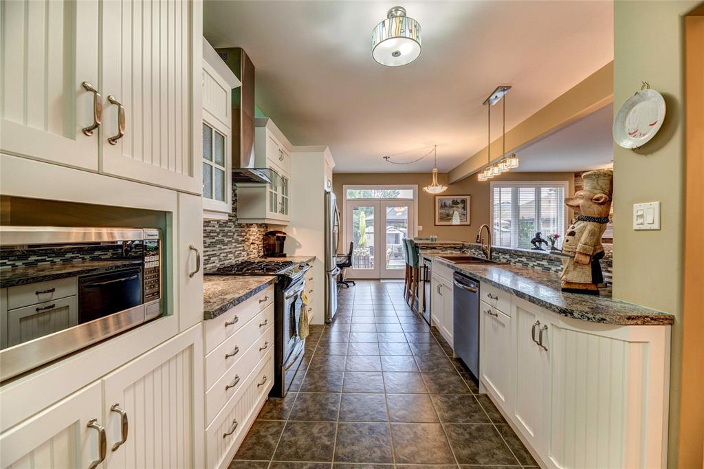 938 UPPER CANADA Drive, Sarnia, Ontario, Canada