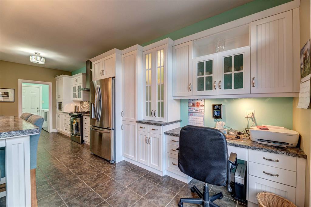 938 UPPER CANADA Drive, Sarnia, Ontario, Canada