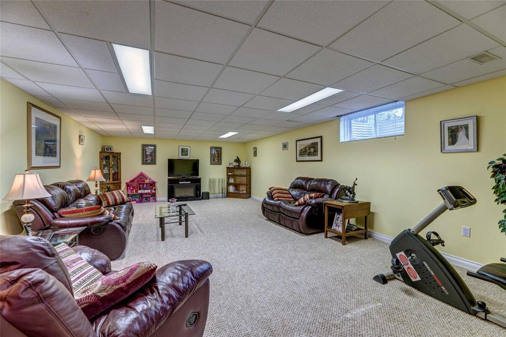 938 UPPER CANADA Drive, Sarnia, Ontario, Canada