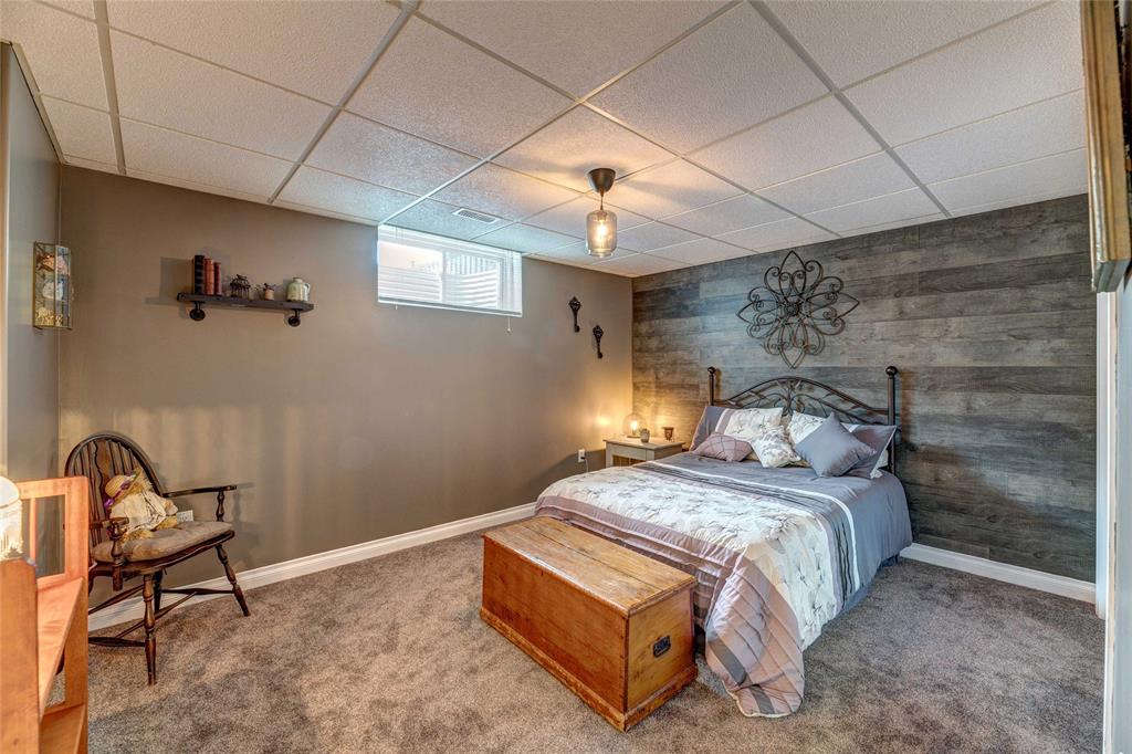 938 UPPER CANADA Drive, Sarnia, Ontario, Canada