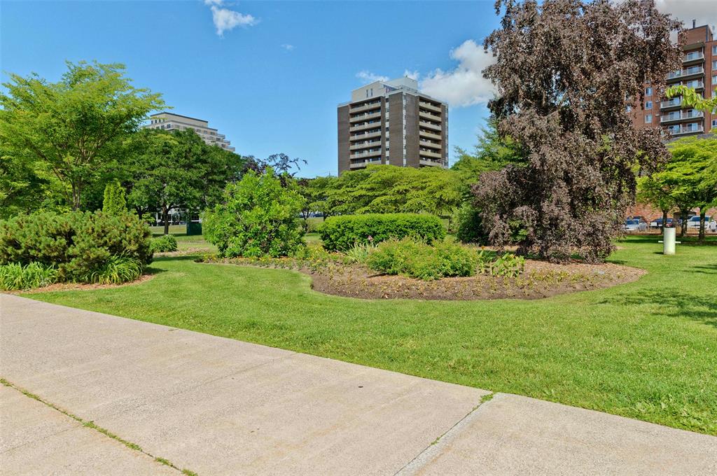 10 DERBY Lane Unit# 406, Sarnia, Ontario, Canada