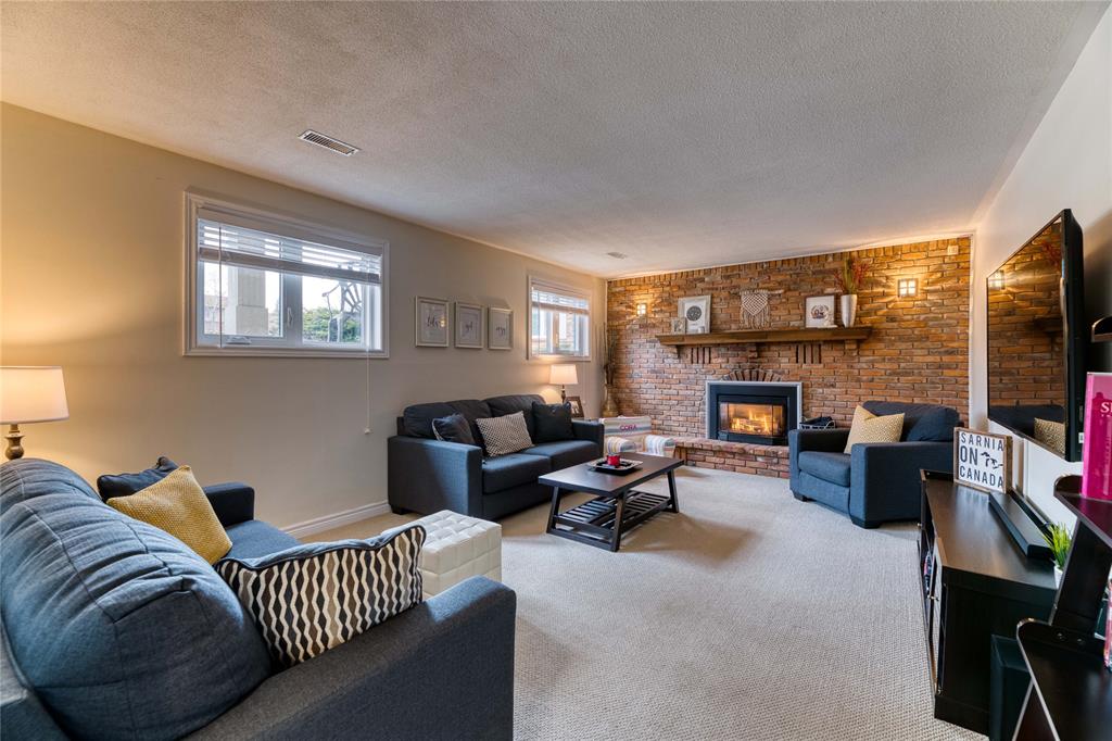 747 MANOR PARK Crescent, Sarnia, Ontario, Canada