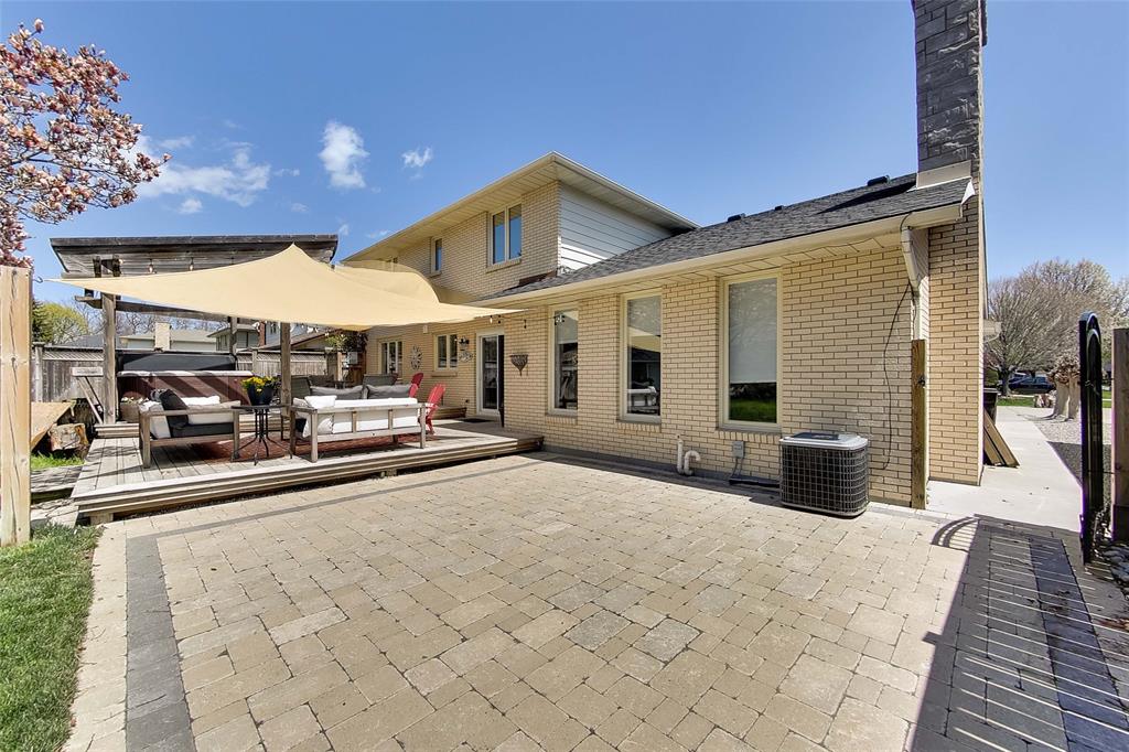 1697 TRINITY Crescent, Sarnia, Ontario, Canada