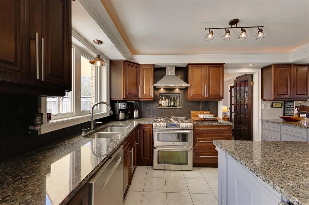1697 TRINITY Crescent, Sarnia, Ontario, Canada
