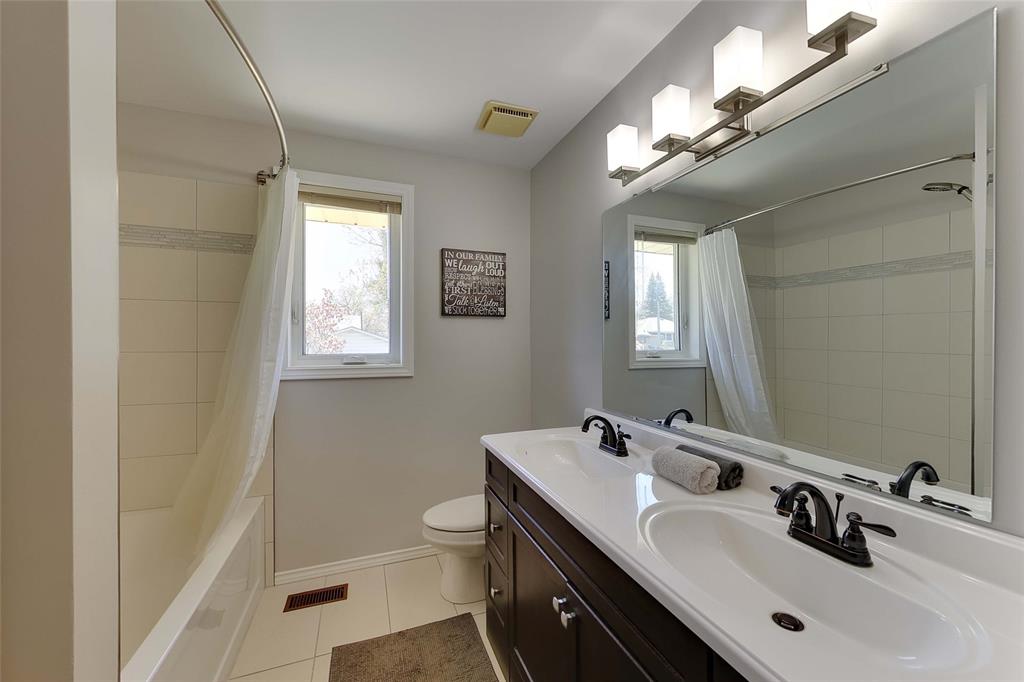 1697 TRINITY Crescent, Sarnia, Ontario, Canada