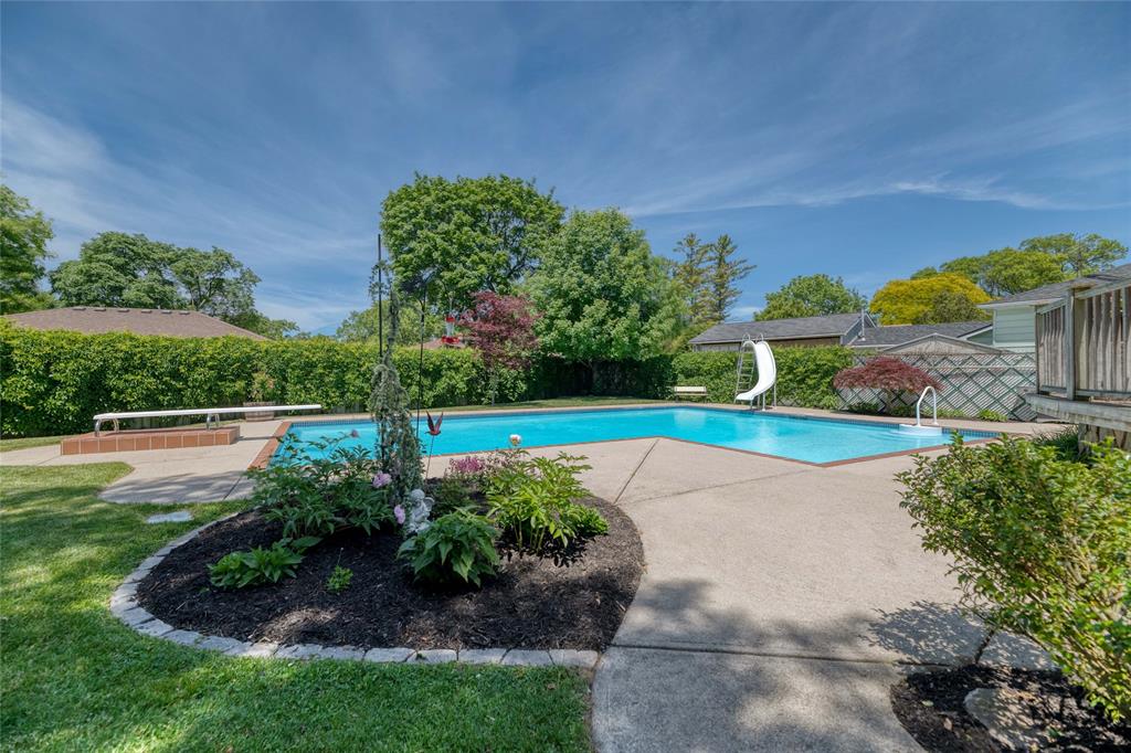 1050 ERROL Road East, Sarnia, Ontario, Canada