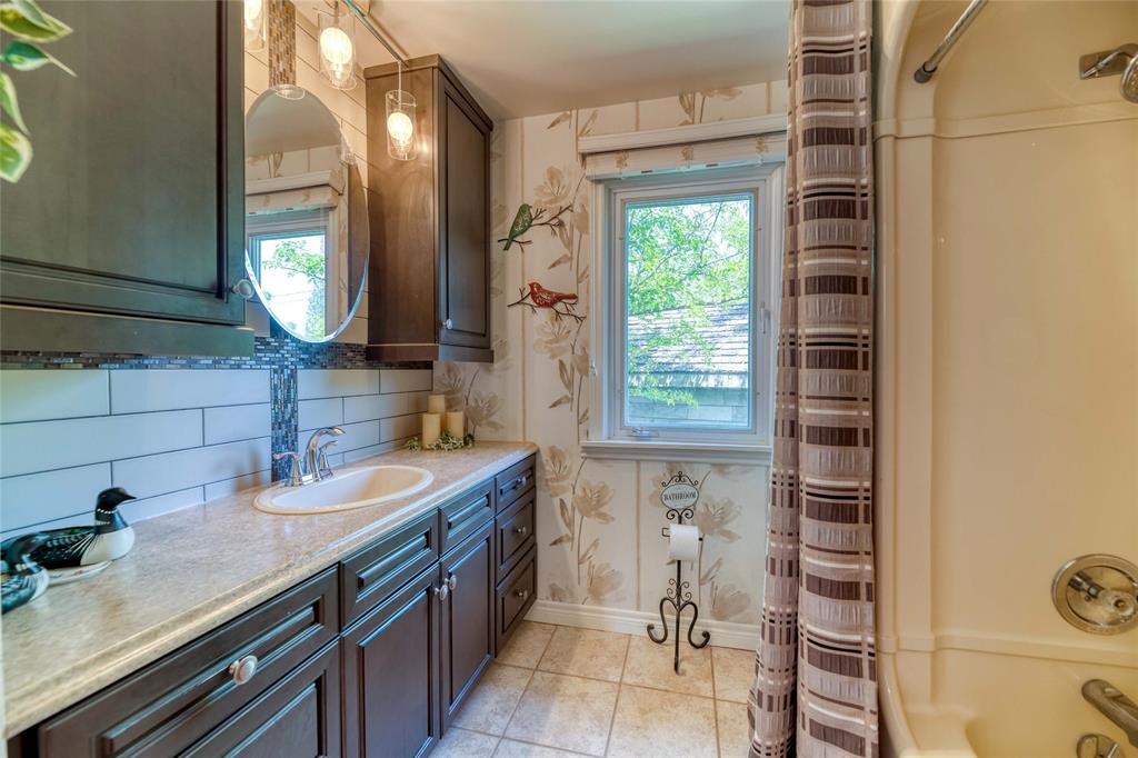1050 ERROL Road East, Sarnia, Ontario, Canada