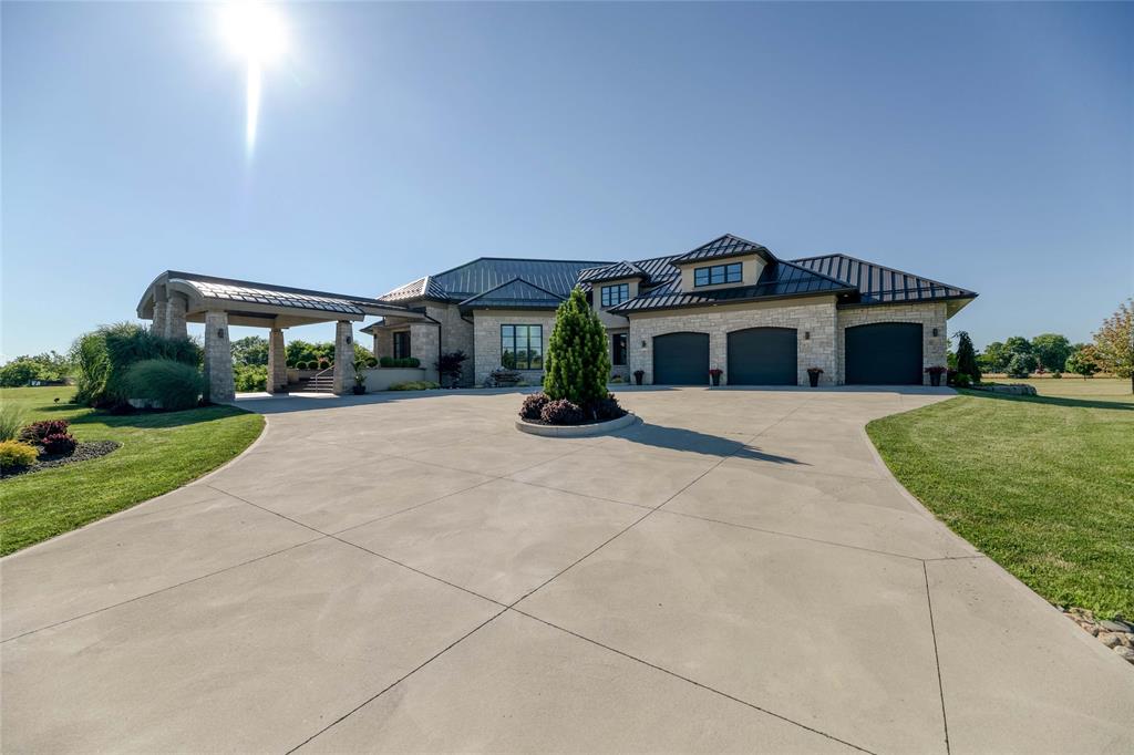 8143 HILLSBORO Road, Plympton-Wyoming, Ontario, Canada