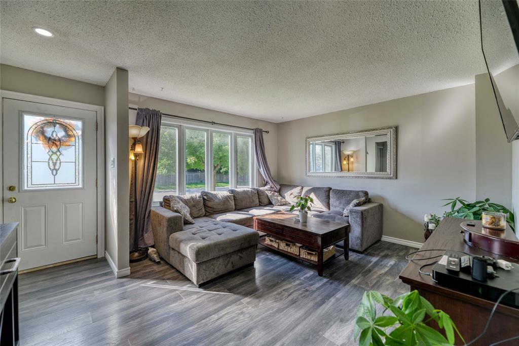 1193 OVERLEA Crescent, Sarnia, Ontario, Canada