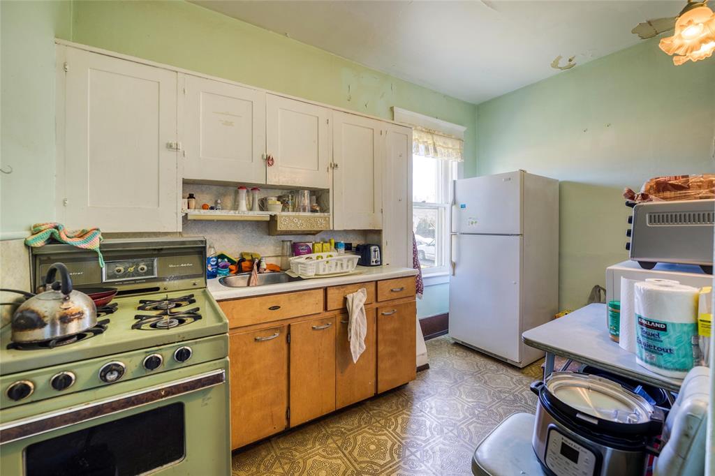 21 ALBERT Street, Point Edward, Ontario, Canada