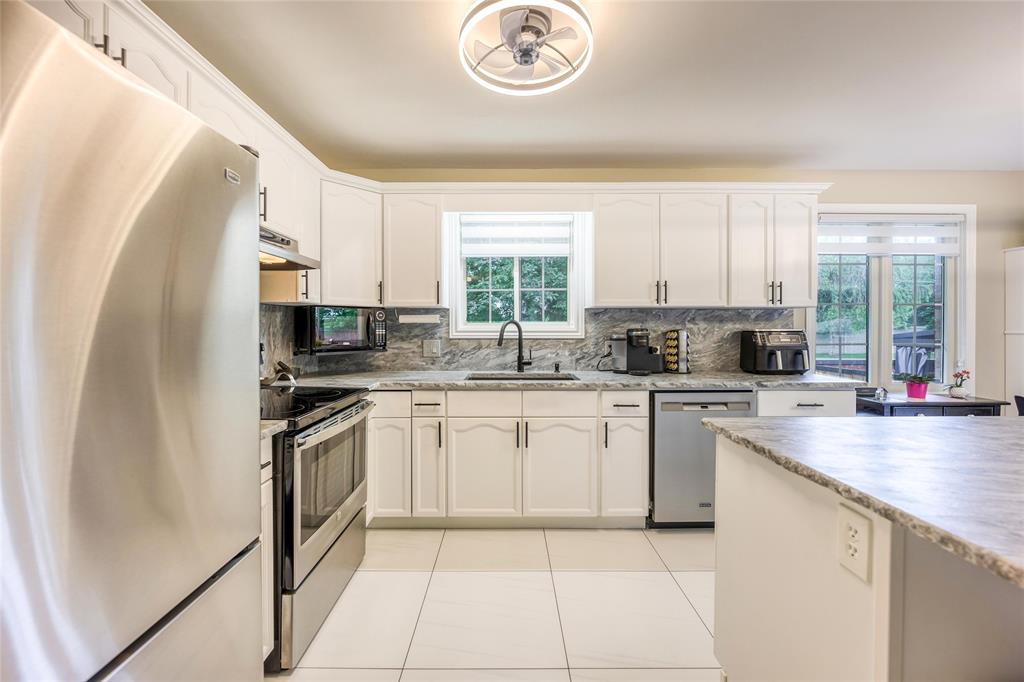 10 BROOK VIEW Court, Sarnia, Ontario, Canada