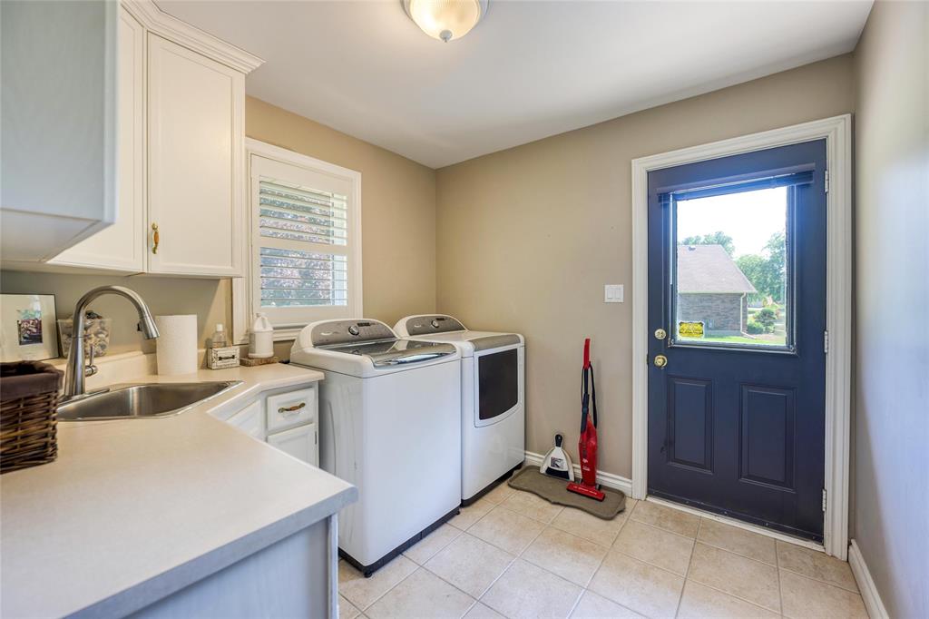 1600 HOLDEN Drive, Sarnia, Ontario, Canada
