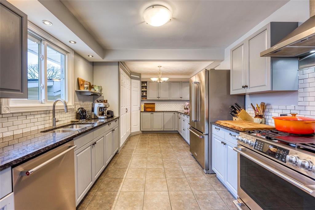 684 AMESBURY Court, Sarnia, Ontario, Canada