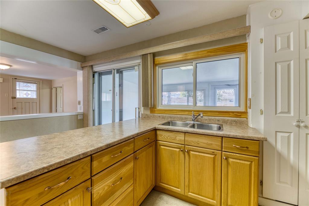 886 RETLAW Drive, Sarnia, Ontario, Canada