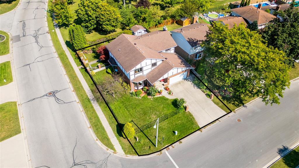 402 TWIN LAKES Drive, Sarnia, Ontario, Canada photo 3