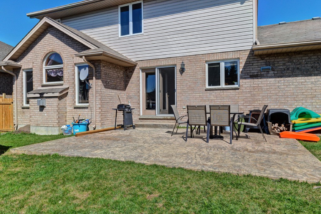 627 HUMBER DR, Sarnia, Ontario, Canada