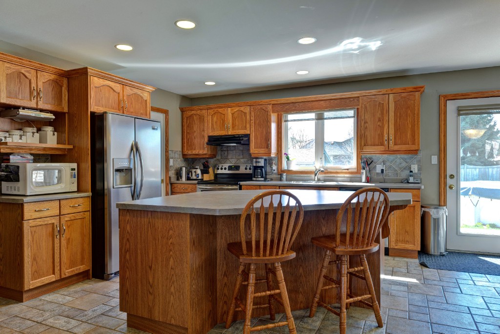 627 HUMBER DR, Sarnia, Ontario, Canada