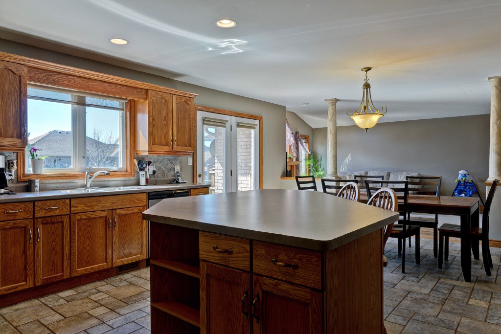627 HUMBER DR, Sarnia, Ontario, Canada