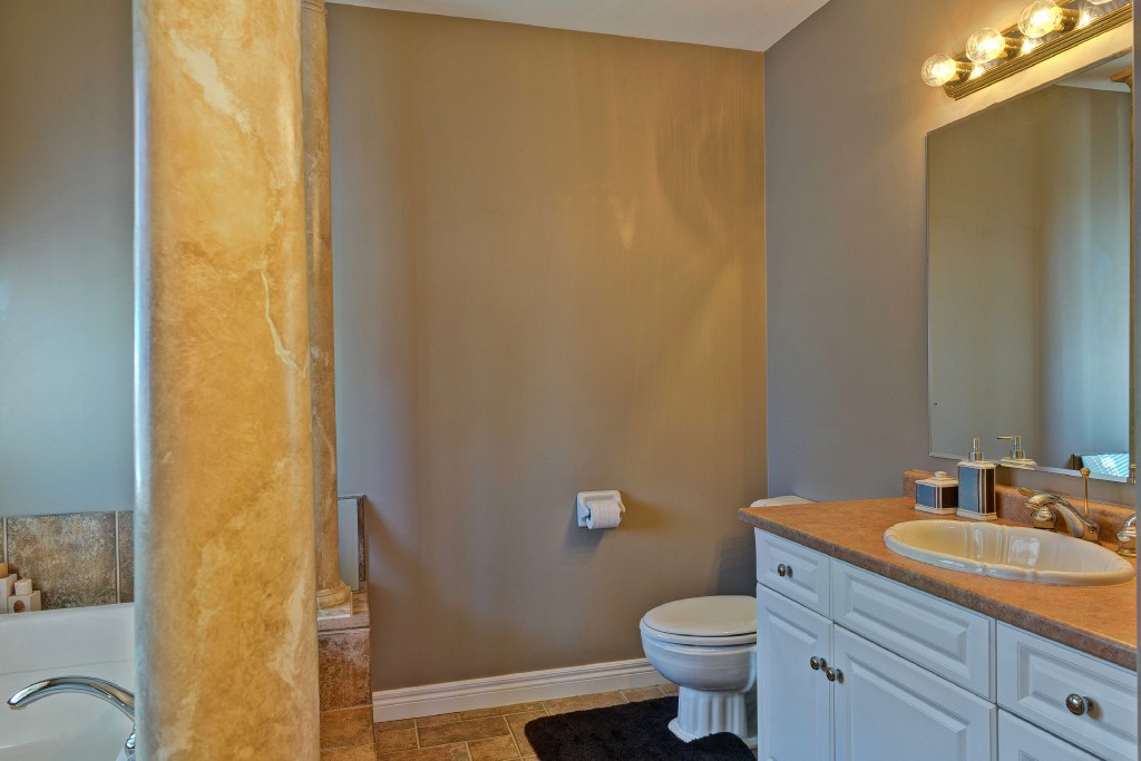 627 HUMBER DR, Sarnia, Ontario, Canada