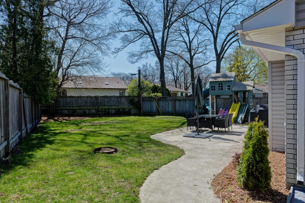 1194 THOMAS DR, Sarnia, Ontario, Canada