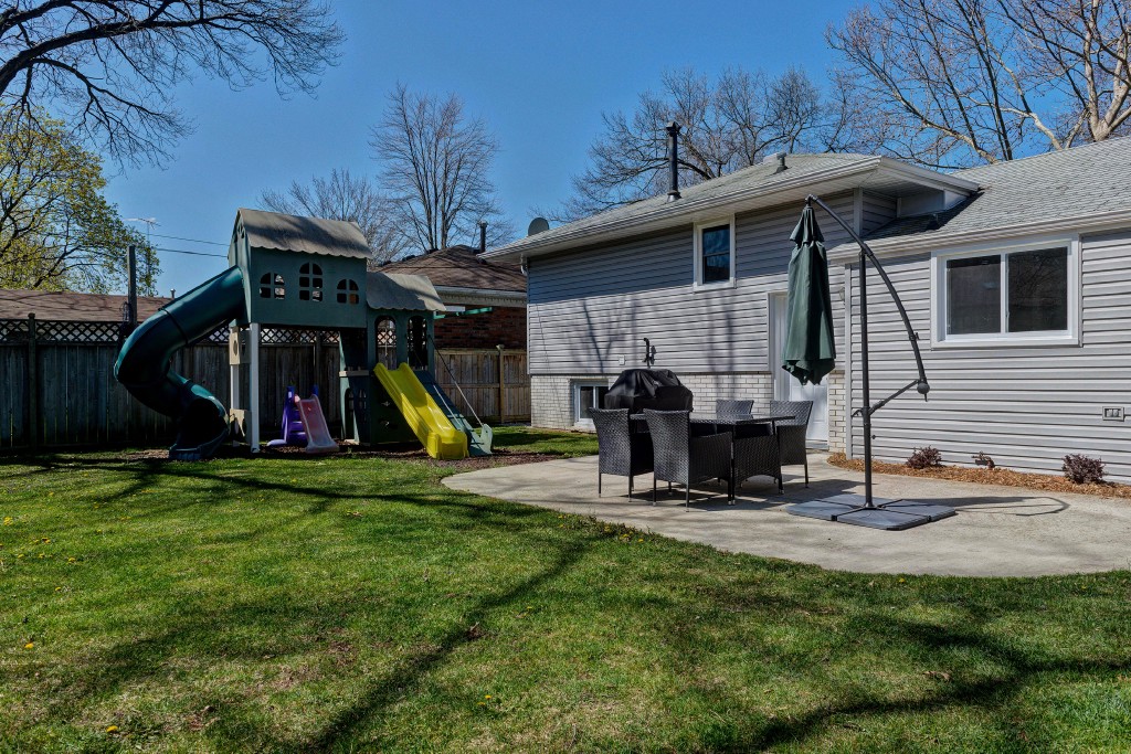 1194 THOMAS DR, Sarnia, Ontario, Canada