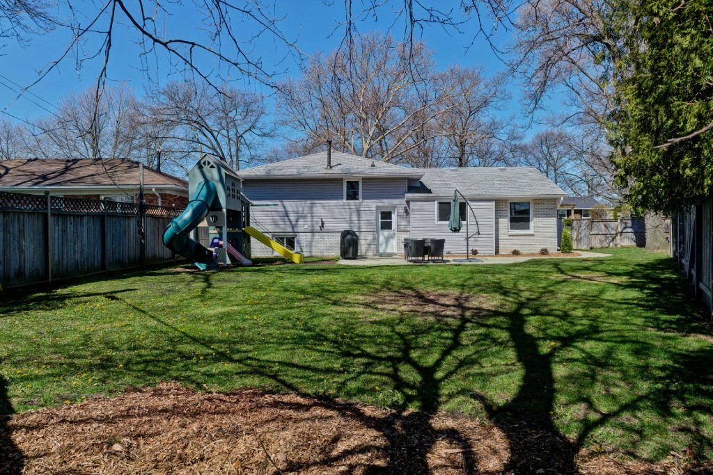 1194 THOMAS DR, Sarnia, Ontario, Canada