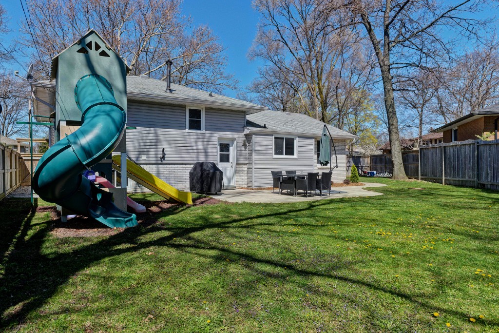 1194 THOMAS DR, Sarnia, Ontario, Canada