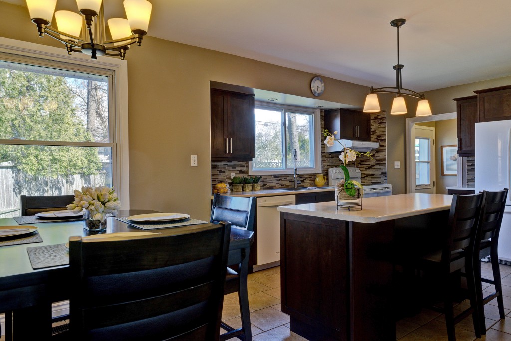 1194 THOMAS DR, Sarnia, Ontario, Canada