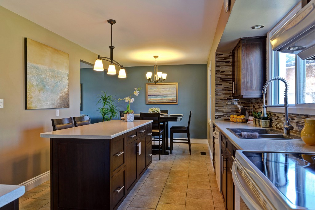 1194 THOMAS DR, Sarnia, Ontario, Canada