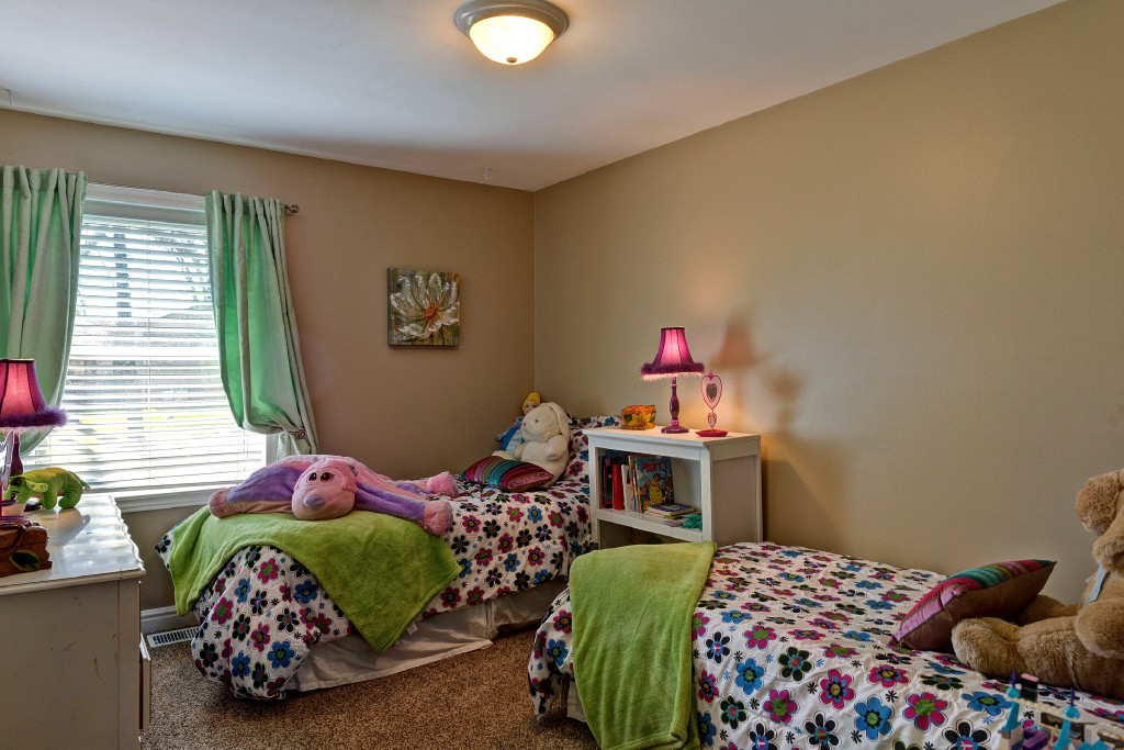 1194 THOMAS DR, Sarnia, Ontario, Canada