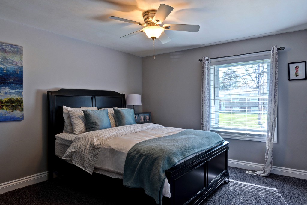 1194 THOMAS DR, Sarnia, Ontario, Canada