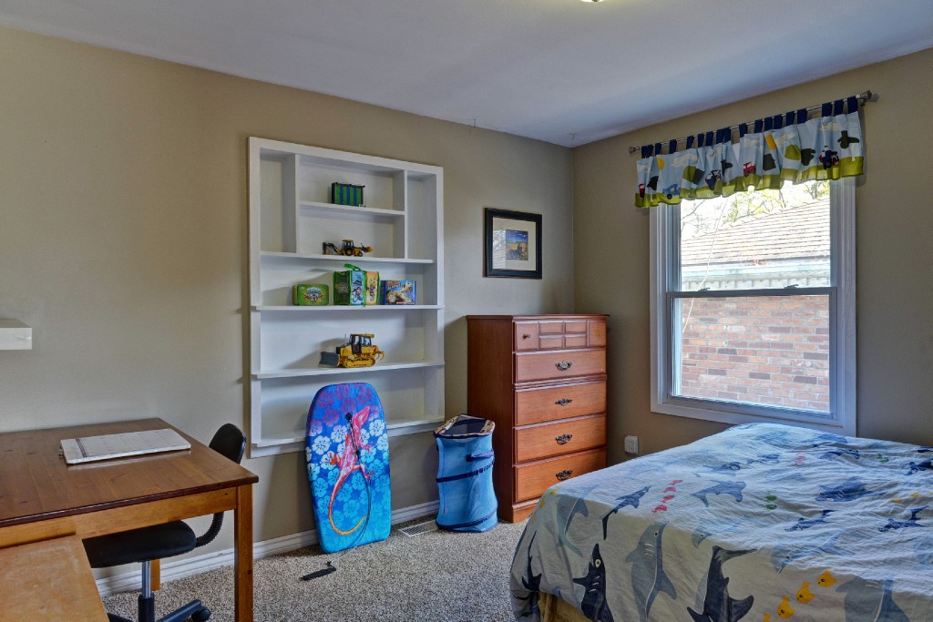 1194 THOMAS DR, Sarnia, Ontario, Canada